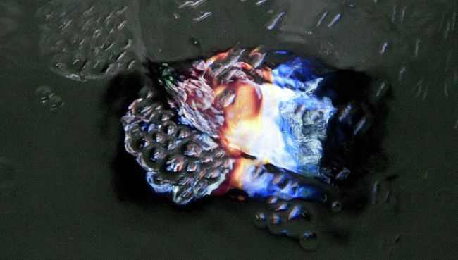 Телефон Samsung под напором воды. Архивное фото Телефон Samsung под напором воды. Архивное фото