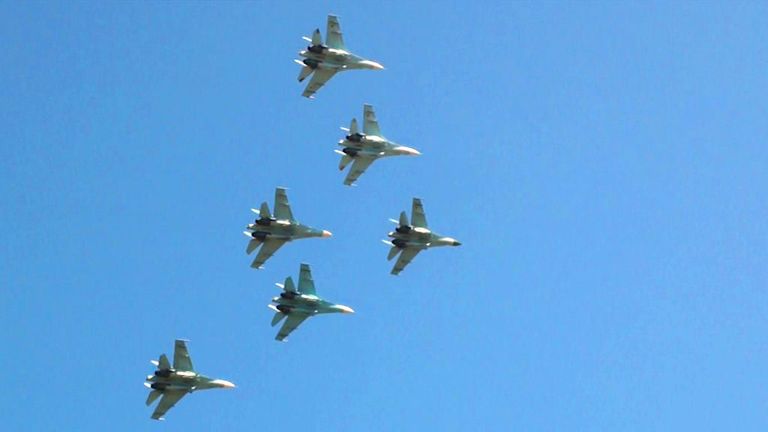 Истребители Су-27 и Миг-29 устроили воздушный бой в небе Ингушетии Истребители Су-27 и Миг-29 устроили воздушный бой в небе Ингушетии