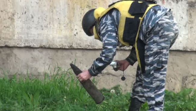 Рабочие нашли муляж снаряд в куче мусора на северо-западе Москвы