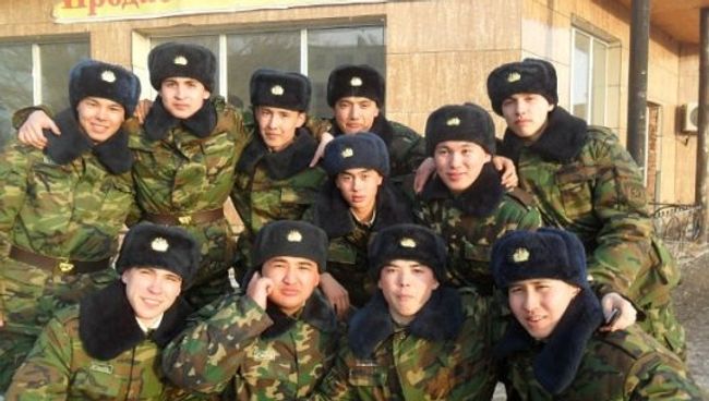 Владислав Челах (в верхнем ряду справа) с сослуживцами