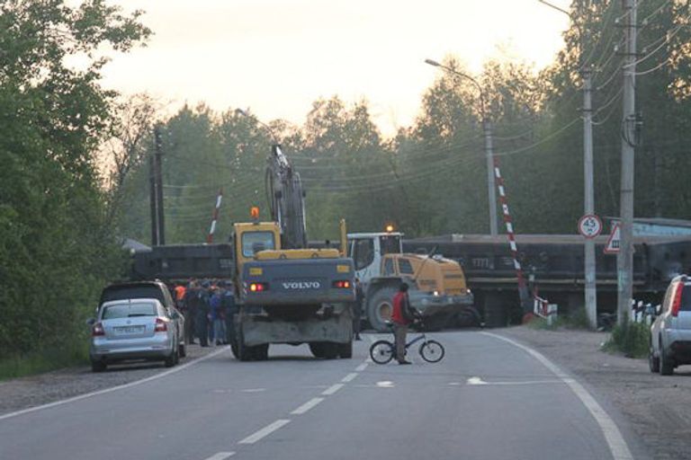 Три вагона со щебенкой сошли с рельсов в Петербурге Три вагона со щебенкой сошли с рельсов в Петербурге