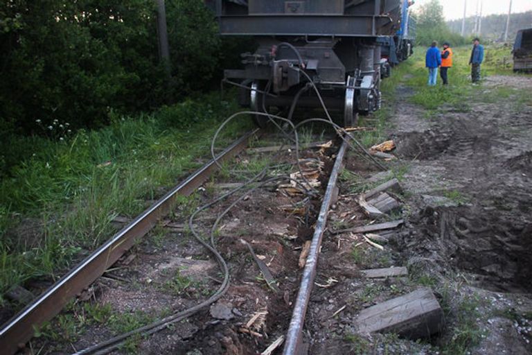 Три вагона со щебенкой сошли с рельсов в Петербурге Три вагона со щебенкой сошли с рельсов в Петербурге