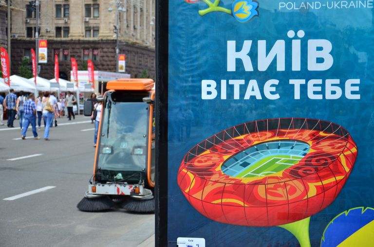 столица Украины подготовилась к уборке мусора за фанатами столица Украины подготовилась к уборке мусора за фанатами