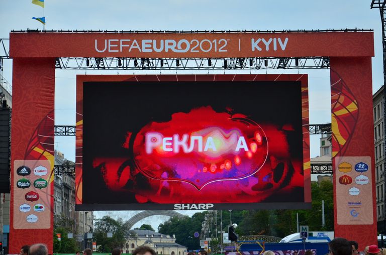 в свободное, от выступлений волонтеров время, на мониторах п в свободное, от выступлений волонтеров время, на мониторах п