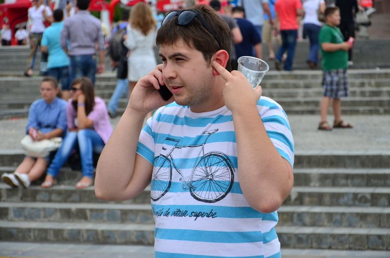 находясь в фан-зоне, услышать собеседника по телефону пробле находясь в фан-зоне, услышать собеседника по телефону пробле