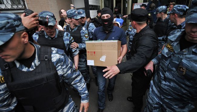 Полиция проводит обыск у блогера Алексея Навального Полиция проводит обыск у блогера Алексея Навального