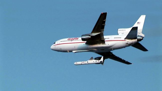 Запуск ракеты Pegasus XL с борта самолета L-1011 Stargazer Запуск ракеты Pegasus XL с борта самолета L-1011 Stargazer