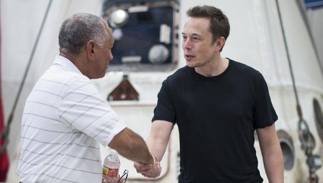Глава НАСА Чарльз Болден и основатель компании SpaceX Элон Маск