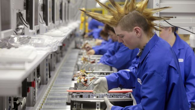 Рабочий в цехе завода Foxconn и Hewlett-Packard по производству персональных компьютеров. Архивное фото Рабочий в цехе завода Foxconn и Hewlett-Packard по производству персональных компьютеров. Архивное фото