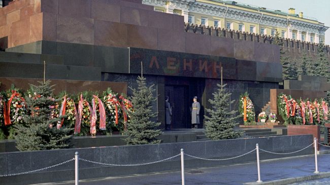Вид на Мавзолей В.И. Ленина. Архивное фото Вид на Мавзолей В.И. Ленина. Архивное фото