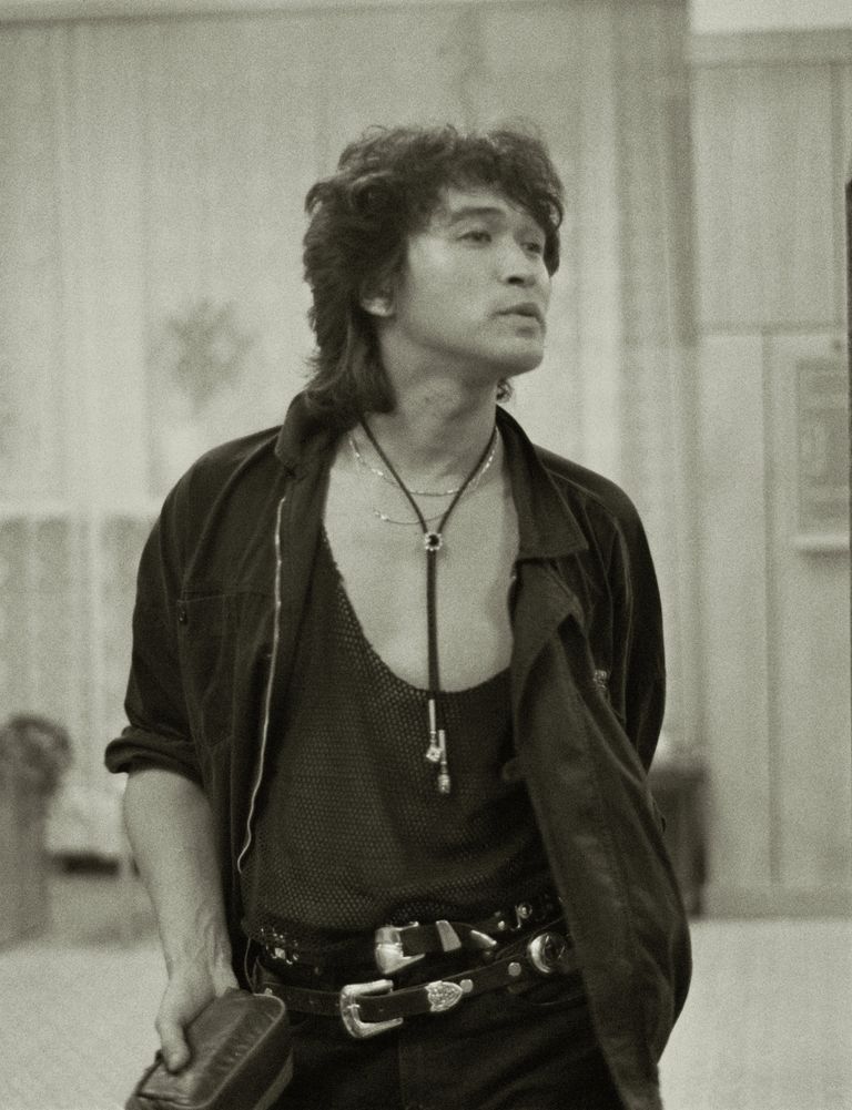 Виктор Цой перед концертом. 1990 год Виктор Цой перед концертом. 1990 год