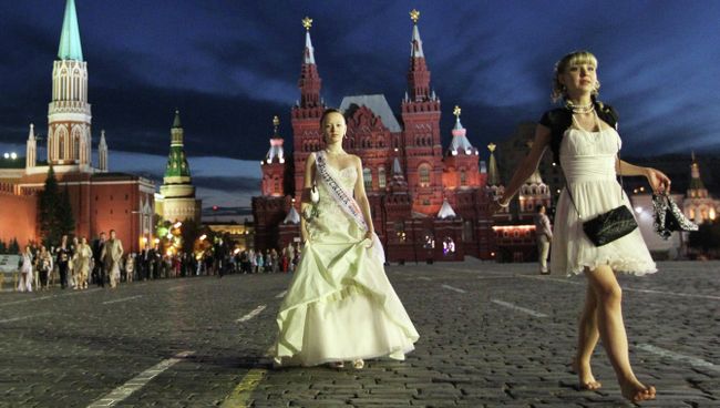 Выпускники на Красной площади в Москве. Архив