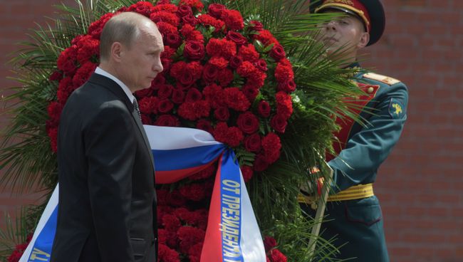 Президент России Владимир Путин возлагает венок к Вечному огню у Могилы Неизвестного солдата. Архивное фото Президент России Владимир Путин возлагает венок к Вечному огню у Могилы Неизвестного солдата. Архивное фото
