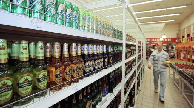 Покупатель в отделе алкогольной продукции одного из магазинов. Архивное фото