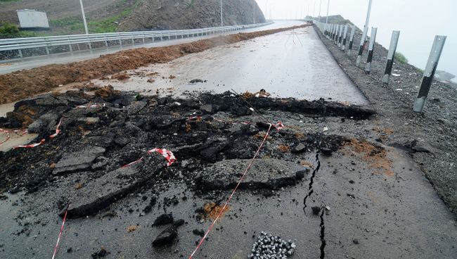 Поврежденный участок трассы во Владивостоке Поврежденный участок трассы во Владивостоке
