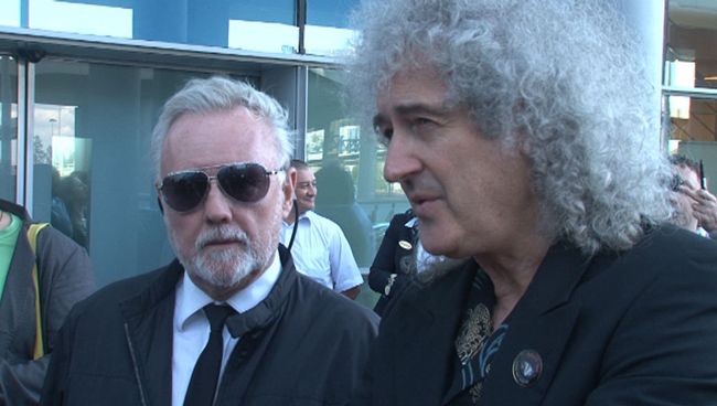 Мэй и Тейлор из Queen получили в подарок самовар под гжель в Москве