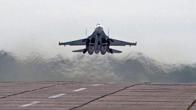 Истребитель Су-27, архивное фото