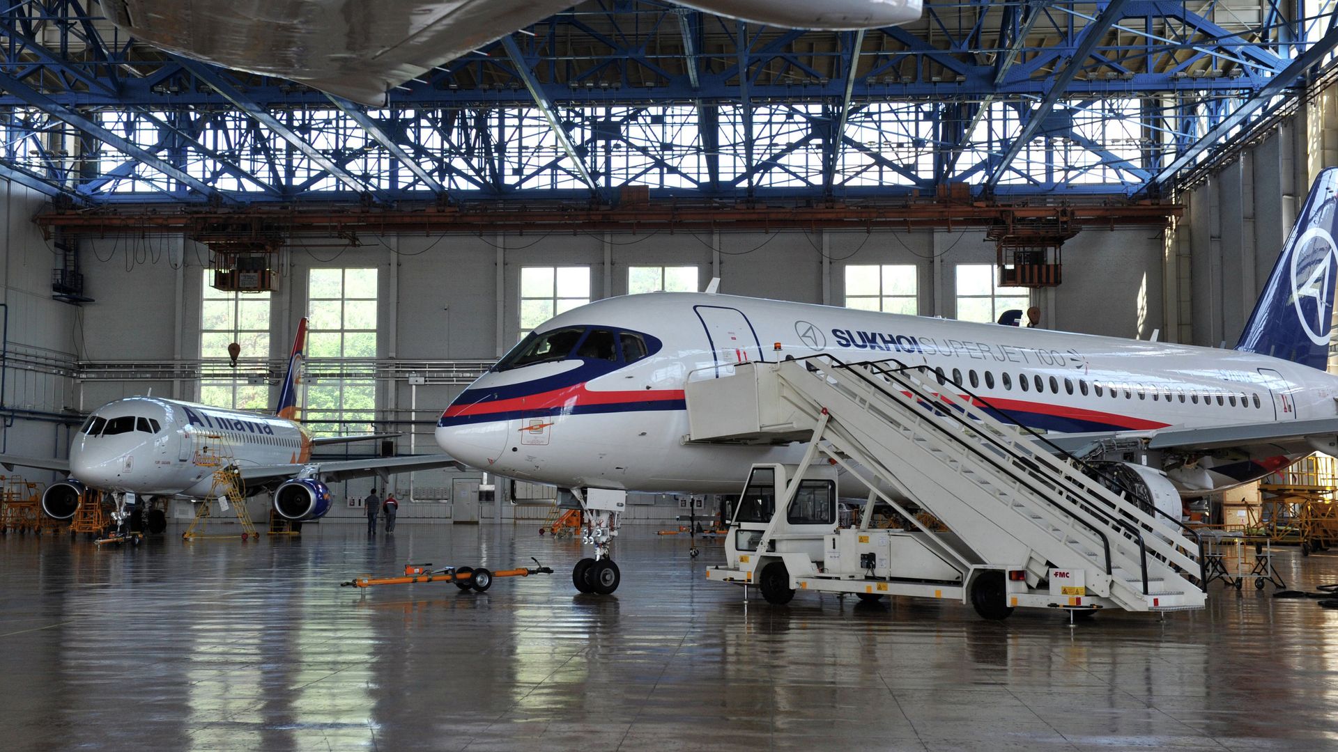 Самолет Sukhoi Superjet 100 в одном из ангаров в центре подготовки авиационного персонала на базе ОАО Летно-исследовательский институт имени М.М. Громова в Жуковском Самолет Sukhoi Superjet 100 в одном из ангаров в центре подготовки авиационного персонала на базе ОАО Летно-исследовательский институт имени М.М. Громова в Жуковском - РИА Новости, 1920, 08.03.2021