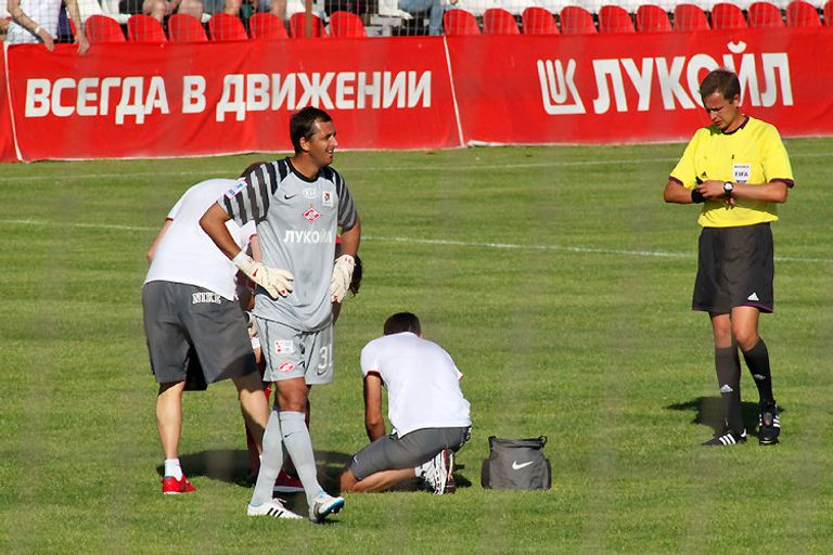 Голкипер Спартака Андрей Дикань, игравший после перелома л Голкипер Спартака Андрей Дикань, игравший после перелома л