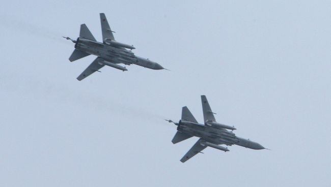 Фронтовые бомбардировщики Су-24 во время военно-морских учений. Архивное фото Фронтовые бомбардировщики Су-24 во время военно-морских учений. Архивное фото