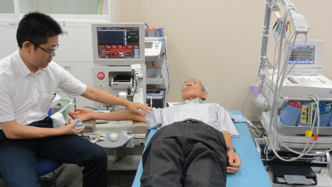 Кодзи Сибасаки из Токийского университета провоит обследование стенок сосудов Кодзи Сибасаки из Токийского университета провоит обследование стенок сосудов