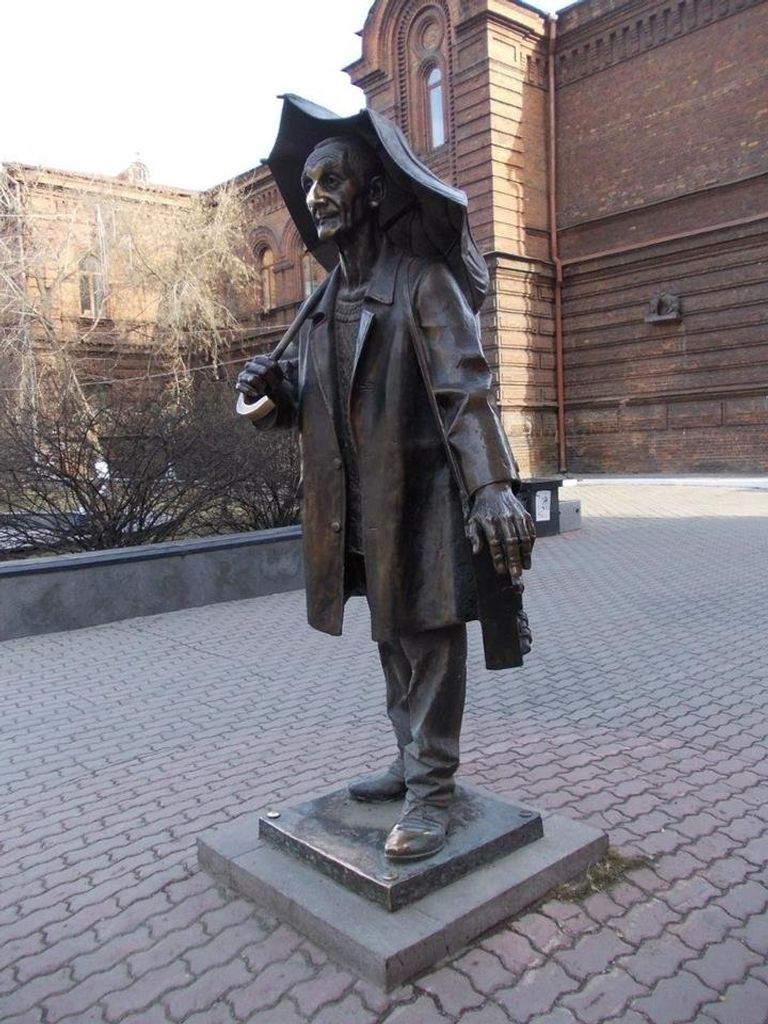 Памятник художнику Андрею Поздееву. Памятник художнику Андрею Поздееву.