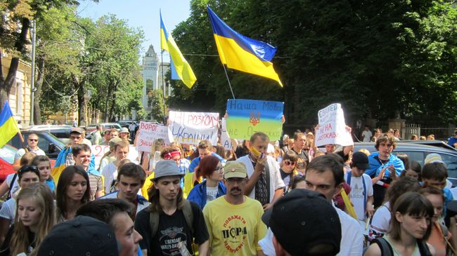 Акция противников языкового закона возле здания Администрации Президента Акция противников языкового закона возле здания Администрации Президента