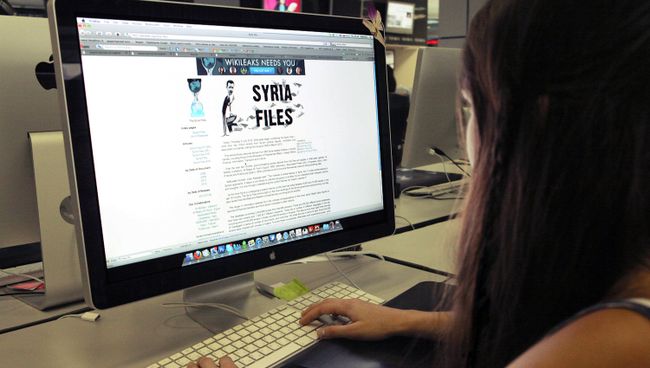 Пользователь читает сайт WikiLeaks. Архивное фото
