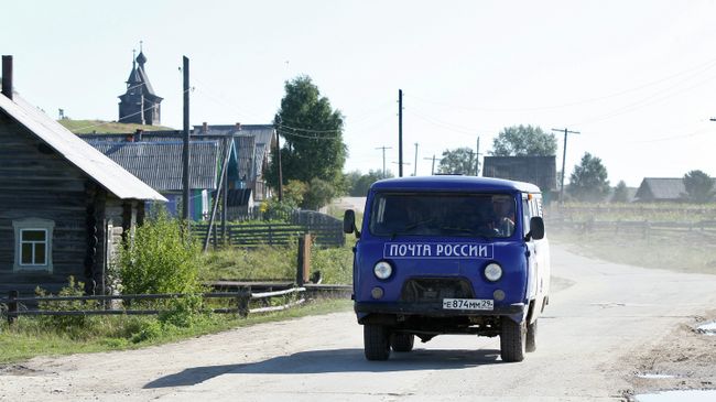 Работа почтальона Почты России в деревне. Архивное фото Работа почтальона Почты России в деревне. Архивное фото