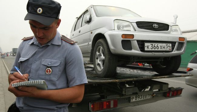 Эвакуация неправильно припаркованных автомобилей. Архивное фото Эвакуация неправильно припаркованных автомобилей. Архивное фото