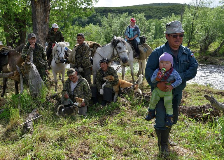 Члены родовой общины Акенман на летнем стойбище Члены родовой общины Акенман на летнем стойбище