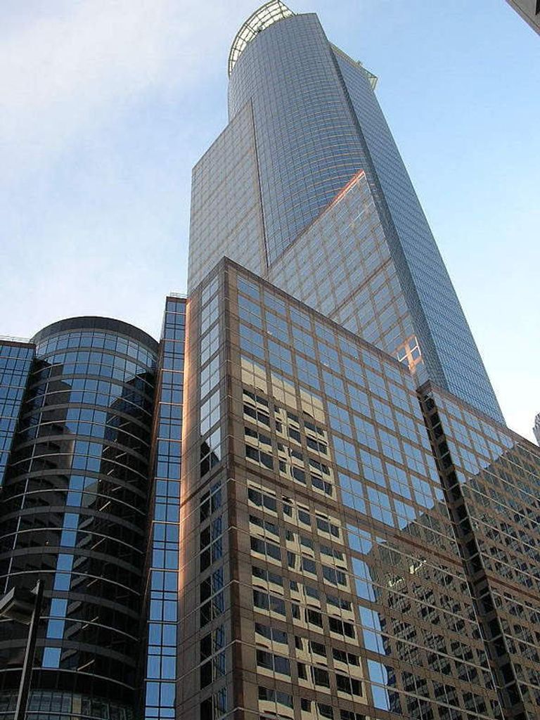 237-метровый небоскреб  Capella Tower, изначально известный 