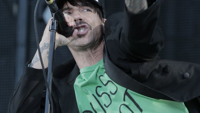 Солист группы Red Hot Chili Peppers Энтони Киддис во время выступления нв Санкт-Петербурге Солист группы Red Hot Chili Peppers Энтони Киддис во время выступления нв Санкт-Петербурге