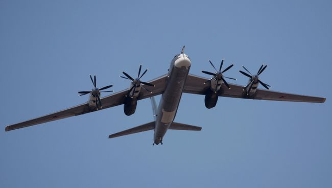 Тяжелый бомбардировщик-ракетоносец Ту-95МС, архивное фото Тяжелый бомбардировщик-ракетоносец Ту-95МС, архивное фото