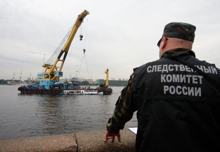 Подъем затонувшего катера типа росси на Неве Подъем затонувшего катера типа росси на Неве