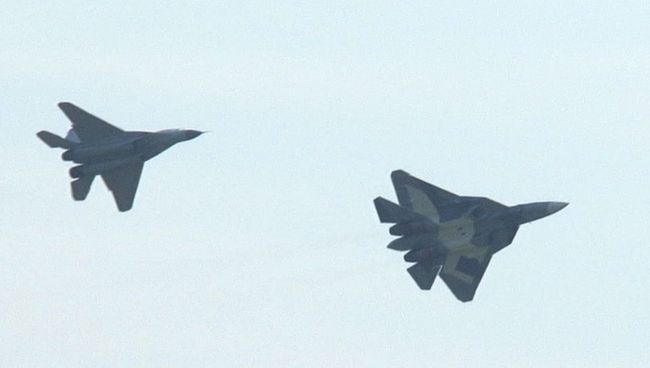 Парный пилотаж Т-50 ПАК ФА и МиГ-29. Кадры репетиции шоу в Жуковском Парный пилотаж Т-50 ПАК ФА и МиГ-29. Кадры репетиции шоу в Жуковском