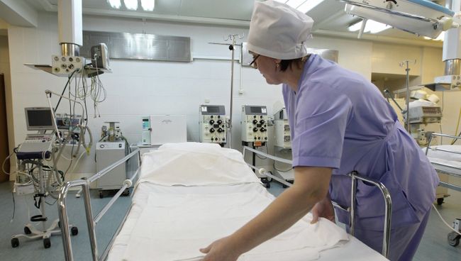Медсестра в реанимационном отделении городской клинической больницы. Архив