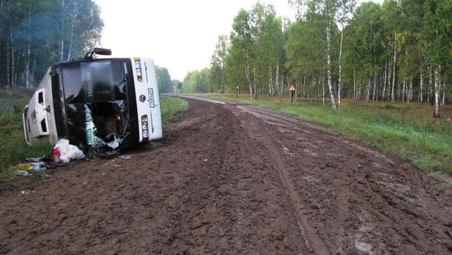 Автобус с туристами опрокинулся в Омской области Автобус с туристами опрокинулся в Омской области