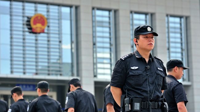 Полиция у здания суда в Китае. Архивное фото Полиция у здания суда в Китае. Архивное фото
