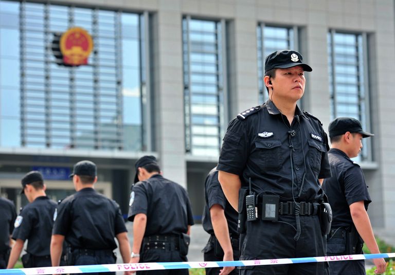 Полиция у здания суда, где проходит заседание по делу Гу Кайлай Полиция у здания суда, где проходит заседание по делу Гу Кайлай