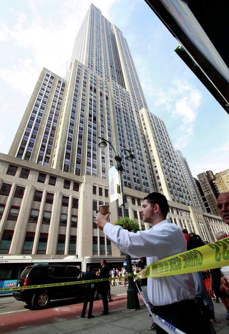 Прохожие стоят возле Empire State Building, где произошла перестрелка Прохожие стоят возле Empire State Building, где произошла перестрелка