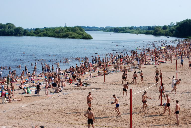 У пешеходного моста, прямо у стен Кремля расположился городс У пешеходного моста, прямо у стен Кремля расположился городс