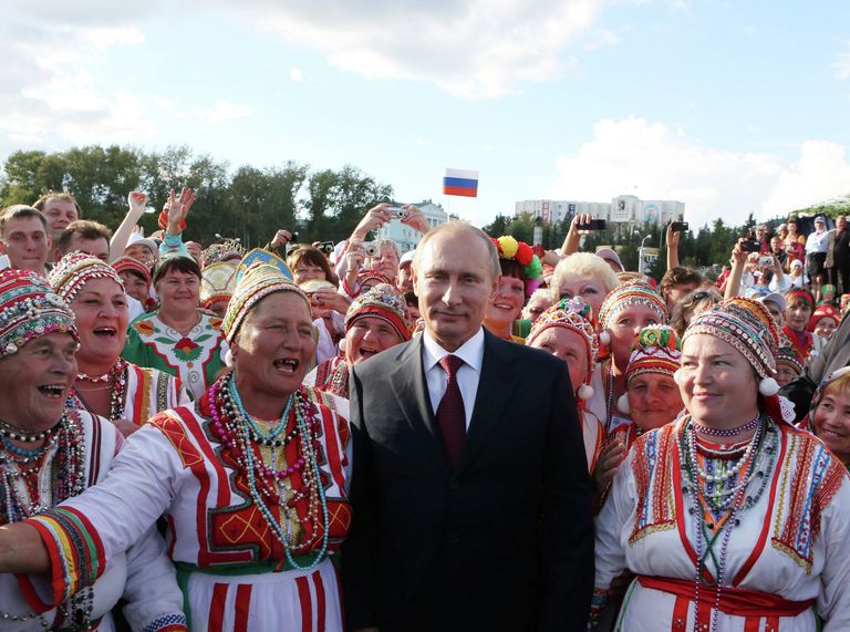 Владимир Путин с участницами шествия Все мы – Россия! Владимир Путин с участницами шествия Все мы – Россия!