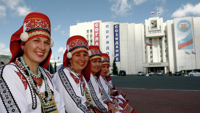 Женщины в национальных мордовских костюмах на улицах Саранска 