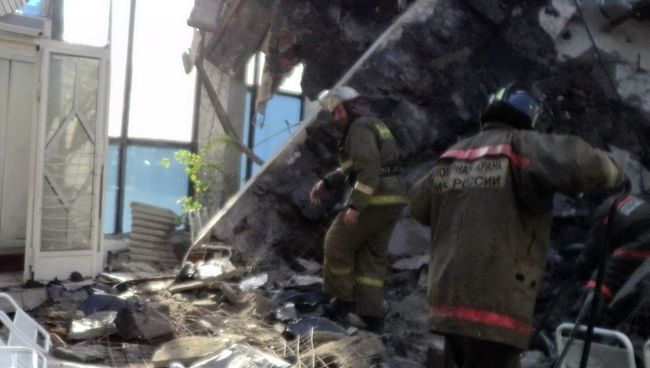 Разбор завалов на месте обрушения крыши автовокзала в Кузбассе