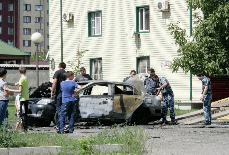 Правоохранительные органы работают на месте взрыва автомобиля сотрудника полиции в Грозном Правоохранительные органы работают на месте взрыва автомобиля сотрудника полиции в Грозном