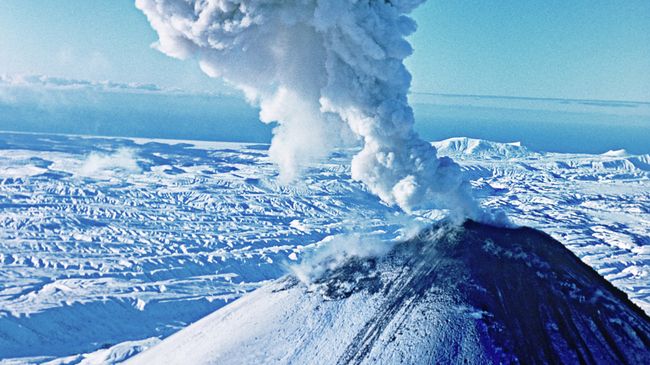 Вулкан Ключевская сопка. Архивное фото Вулкан Ключевская сопка. Архивное фото