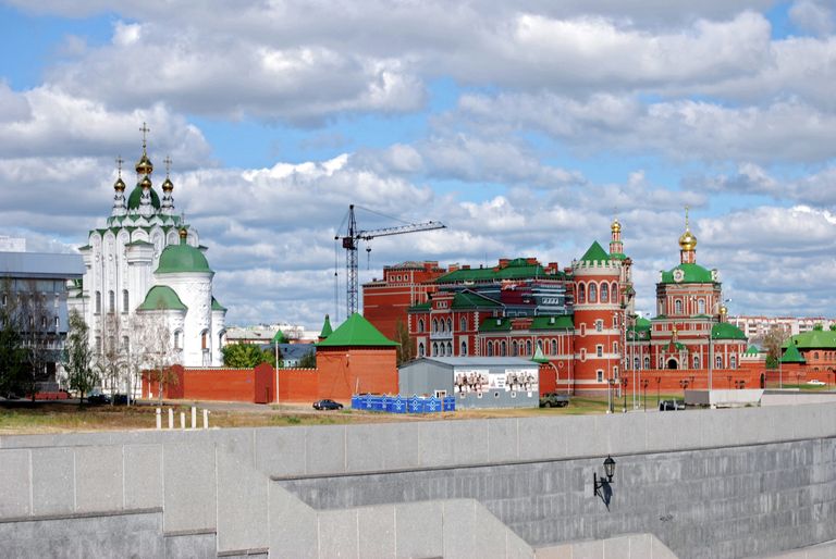 Недалеко от кремлевских стен находится белокаменная Церковь Недалеко от кремлевских стен находится белокаменная Церковь