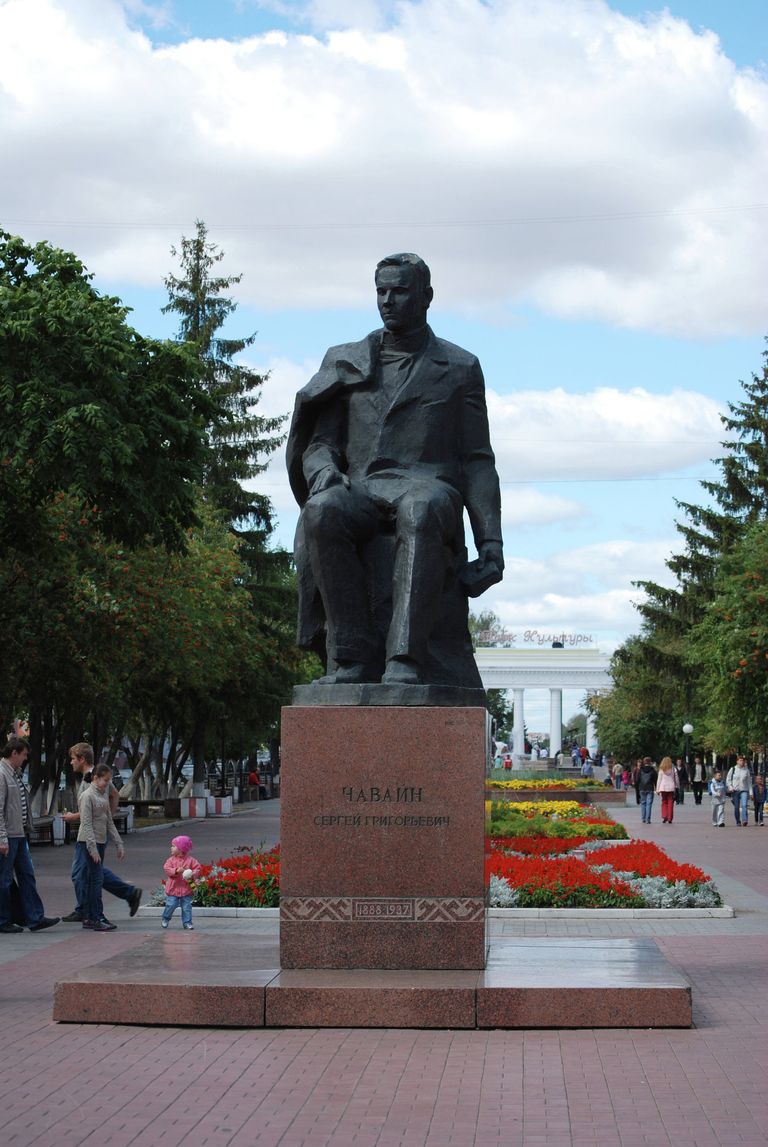 На бульваре установлен памятник Сергею Чавайну (настоящая фа На бульваре установлен памятник Сергею Чавайну (настоящая фа