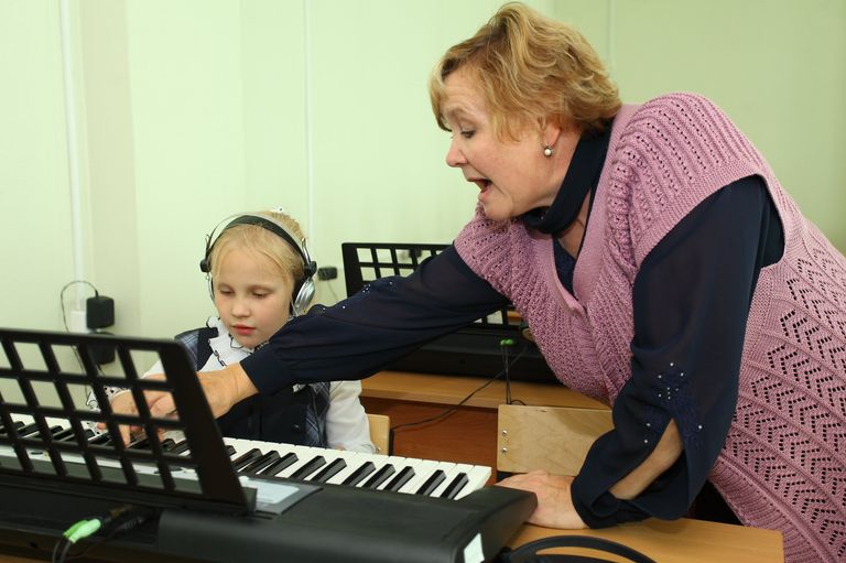 Преподаватель пения Пёрышкина Людмила Николаевна проводит Преподаватель пения Пёрышкина Людмила Николаевна проводит